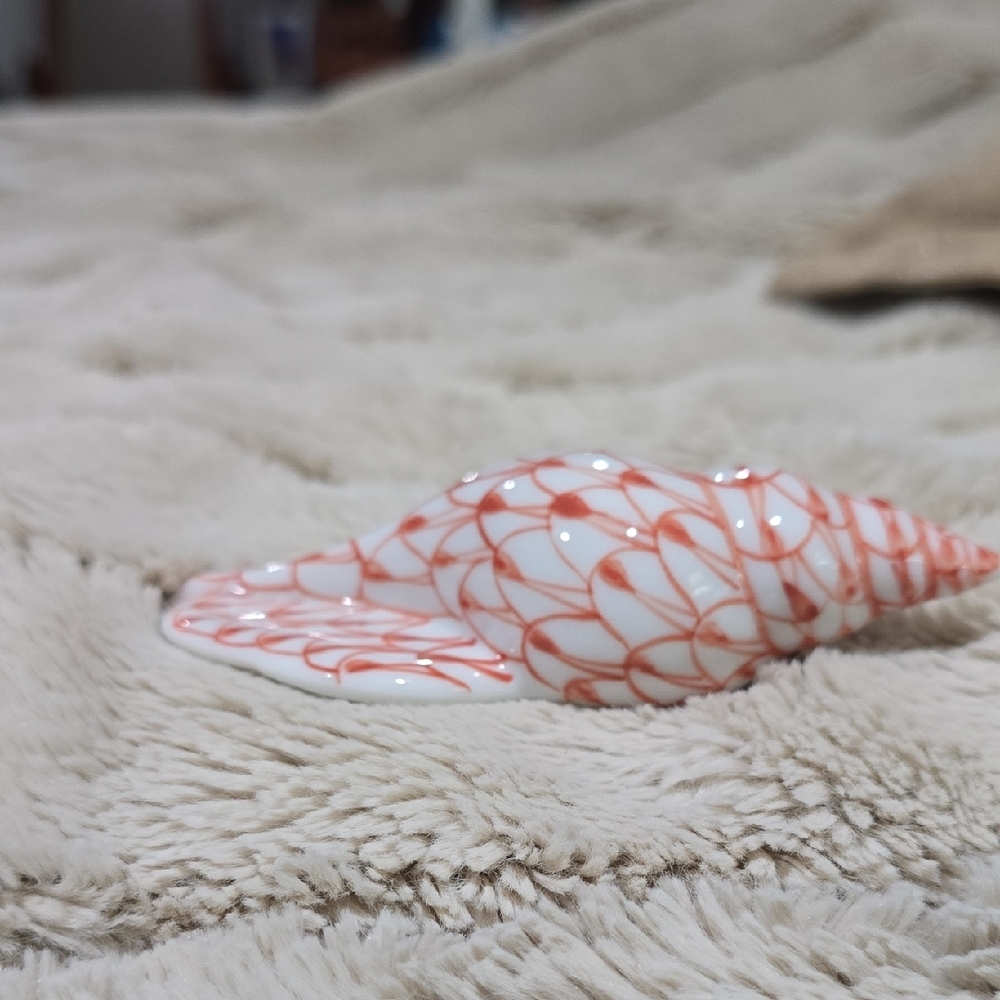 Red and White Decorative Accent Piece By Andrea Sadek. Perfect Condition - Picture 2 of 4